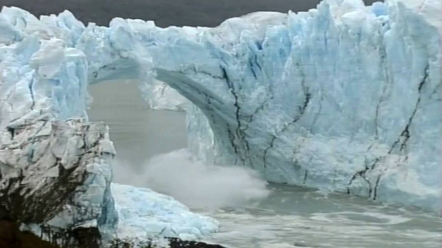 Derrumbe del arco de hielo del glaciar Perito Moreno