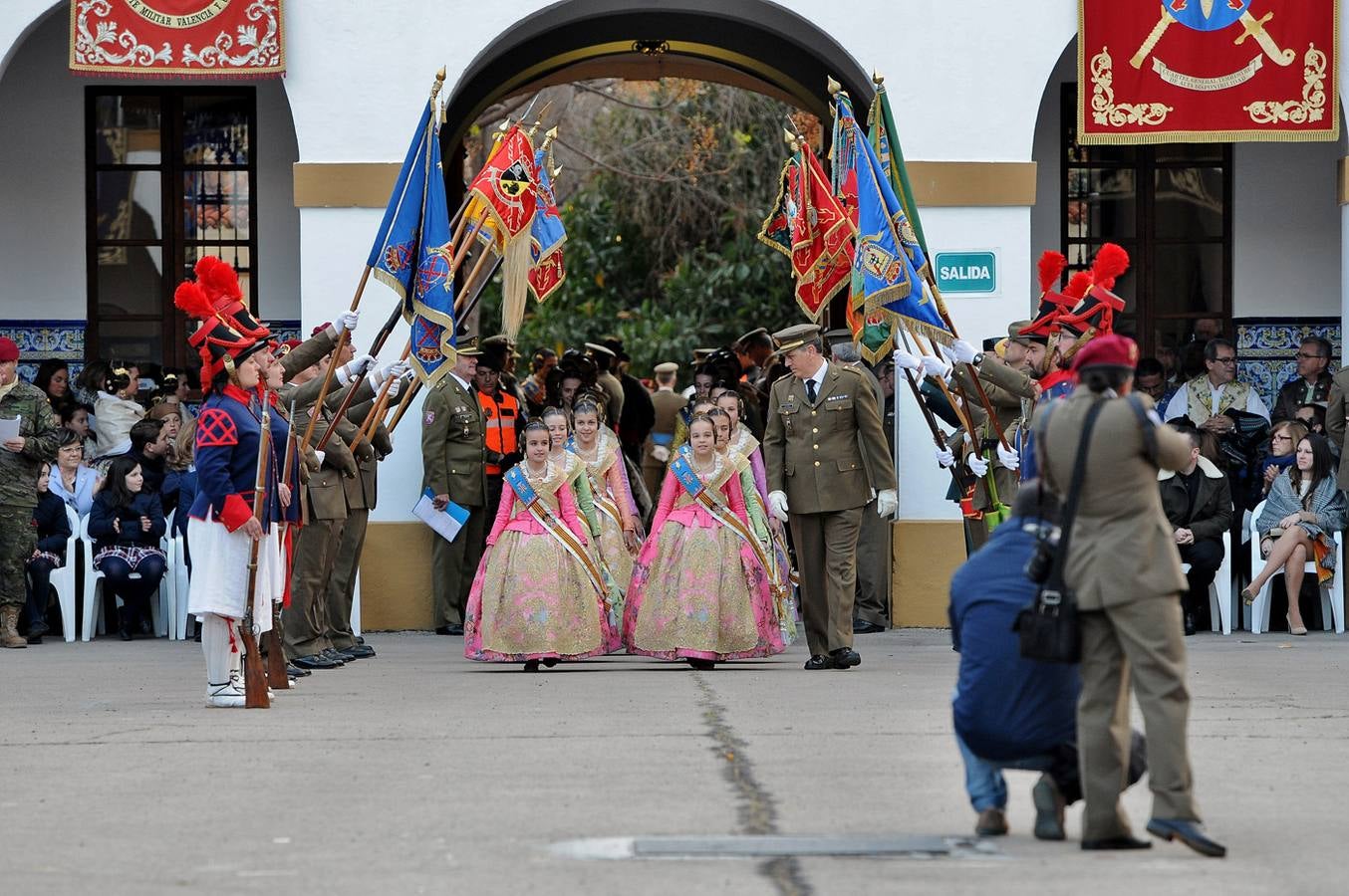 El homenaje de las Fuerzas Armadas a las falleras mayores, en imágenes