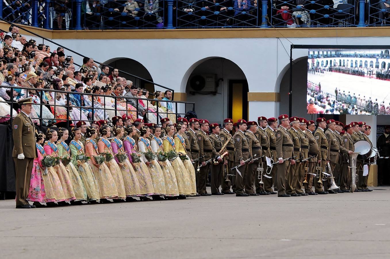 El homenaje de las Fuerzas Armadas a las falleras mayores, en imágenes