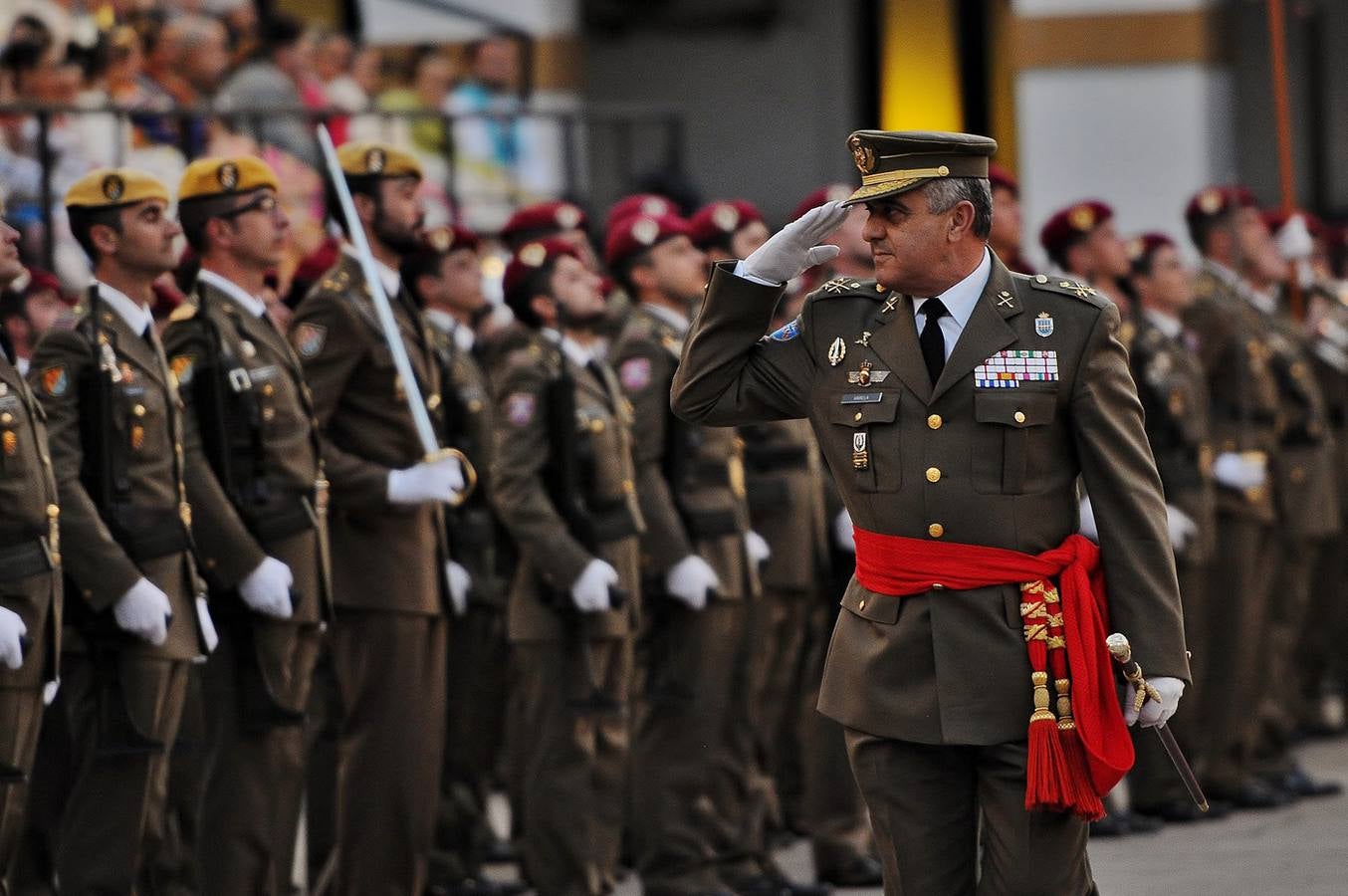 El homenaje de las Fuerzas Armadas a las falleras mayores, en imágenes