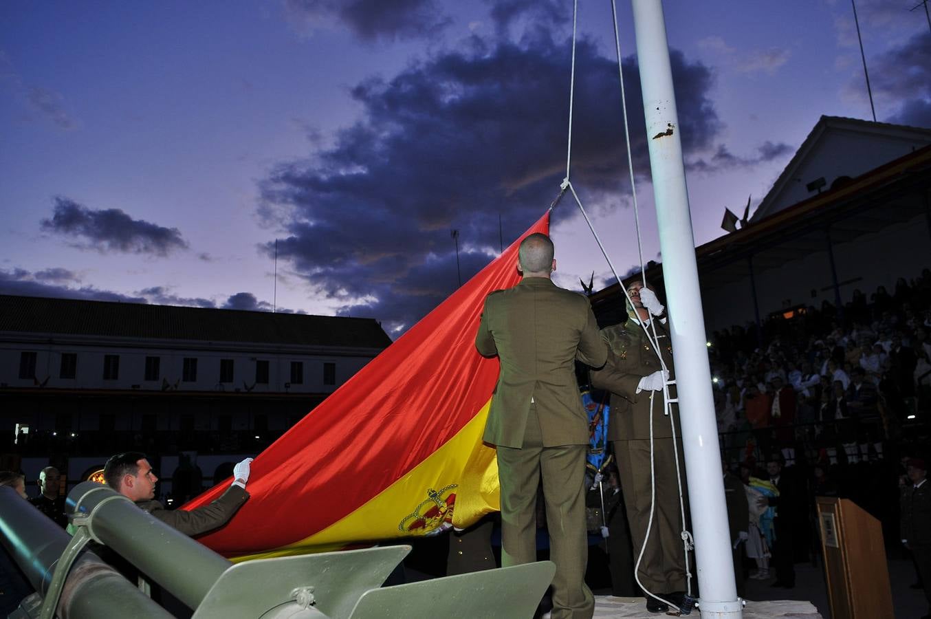 El homenaje de las Fuerzas Armadas a las falleras mayores, en imágenes