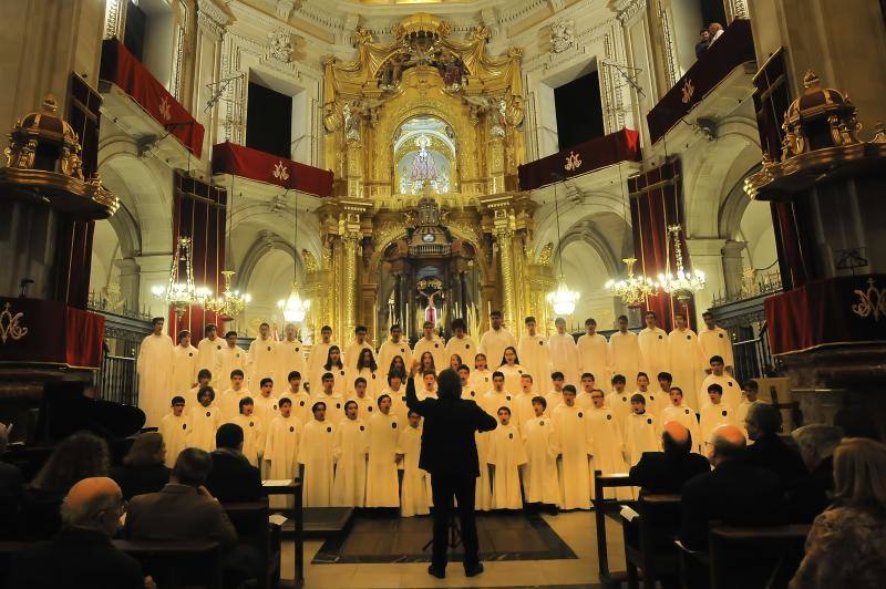 Las voces del Misteri bordan el concierto del Viernes de Dolores