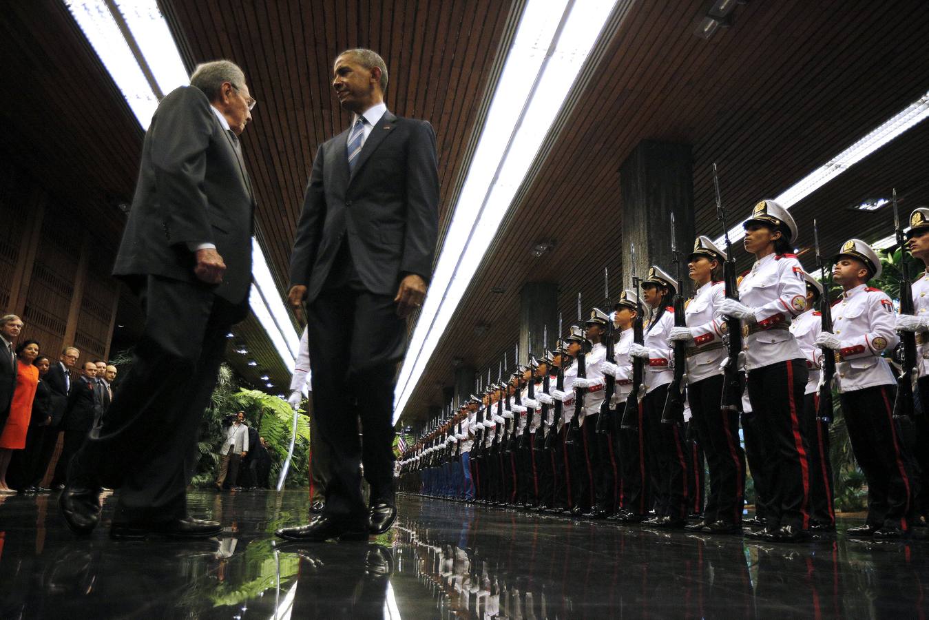 Castro recibe a Obama en su segundo día en La Habana