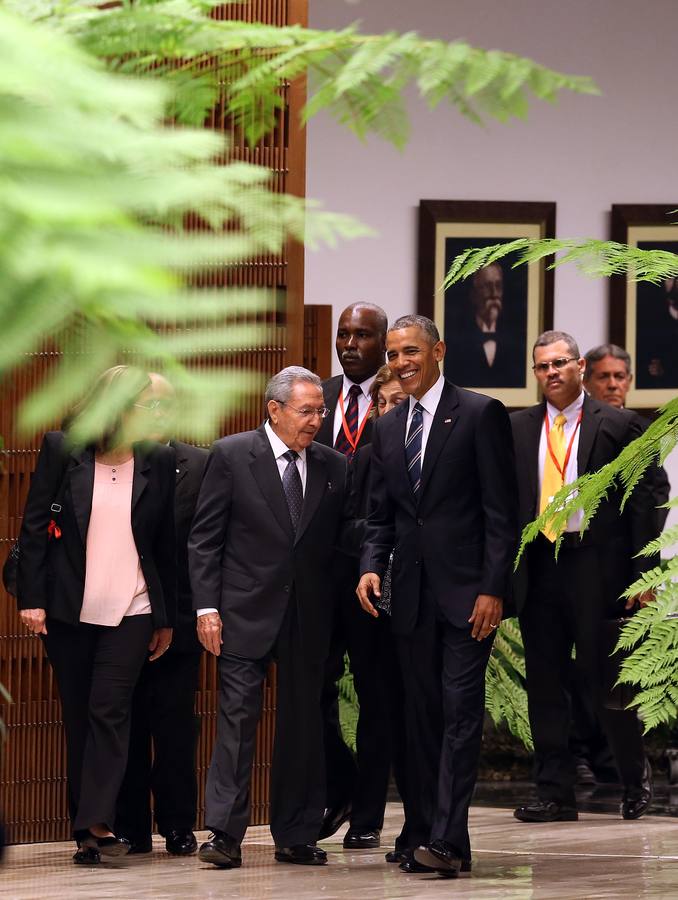 Castro recibe a Obama en su segundo día en La Habana