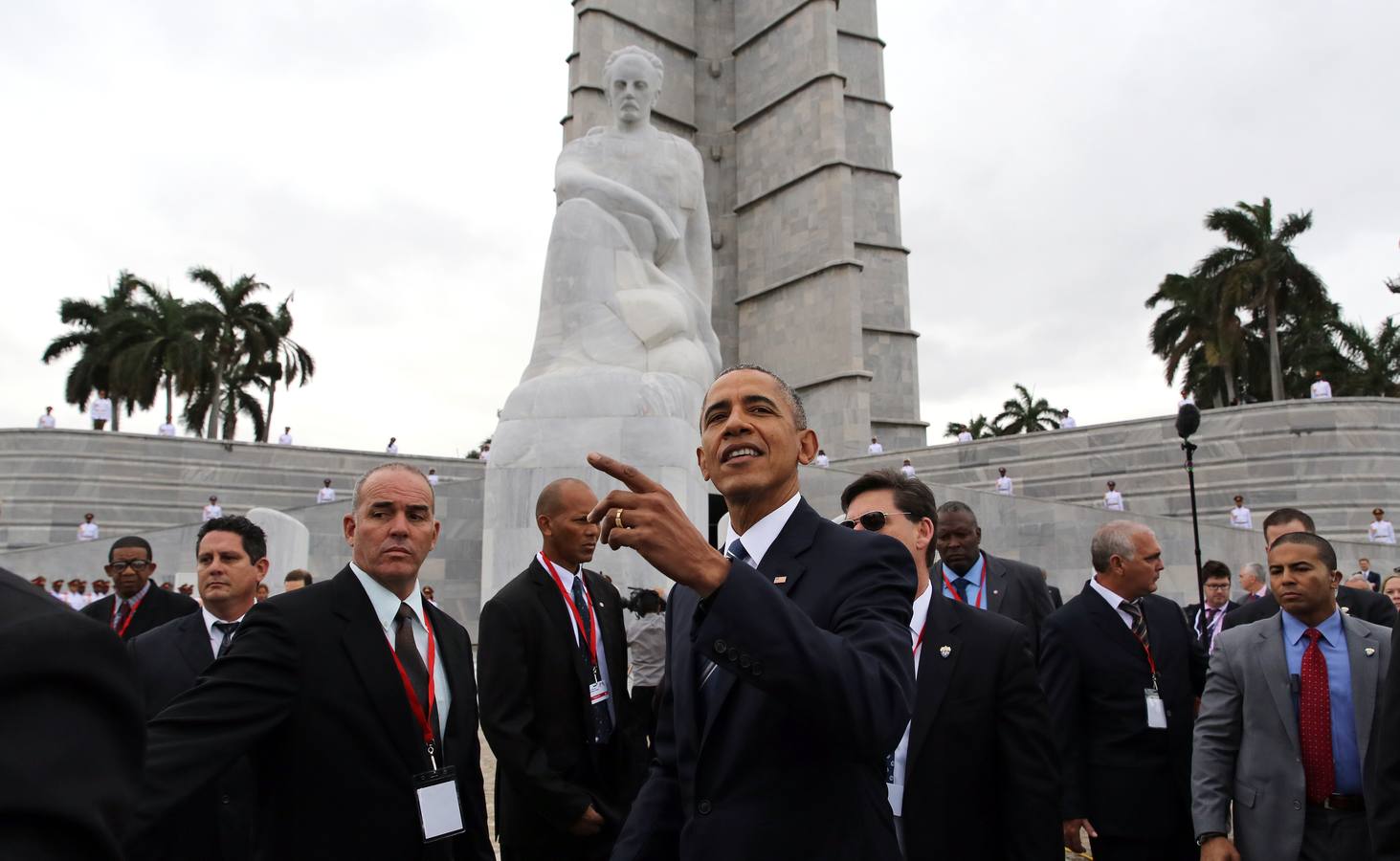 Castro recibe a Obama en su segundo día en La Habana