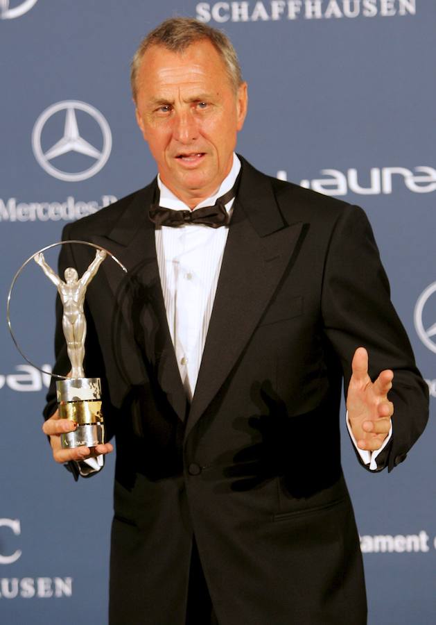 El holandés muestra su trofeo en la ceremonia de los Laureus World Awards ceremony en Barcelona.