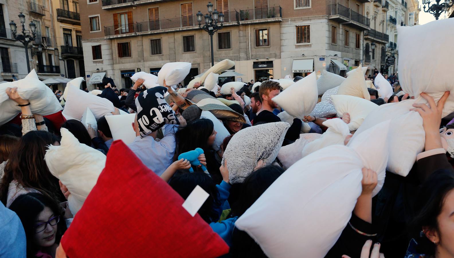 Guerra de almohadas en la plaza de la Virgen