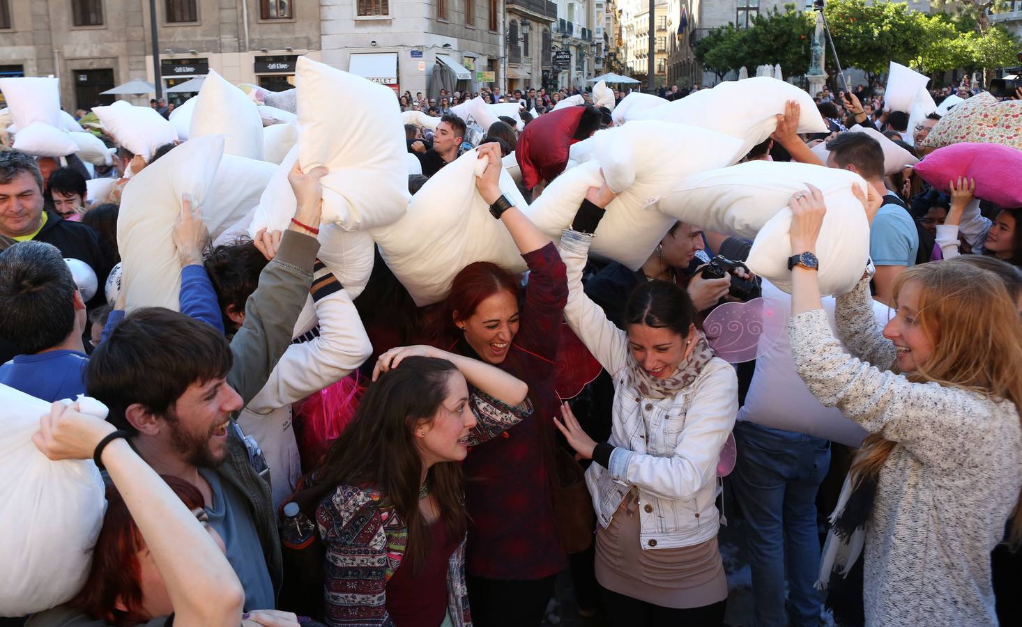 Guerra de almohadas en la plaza de la Virgen