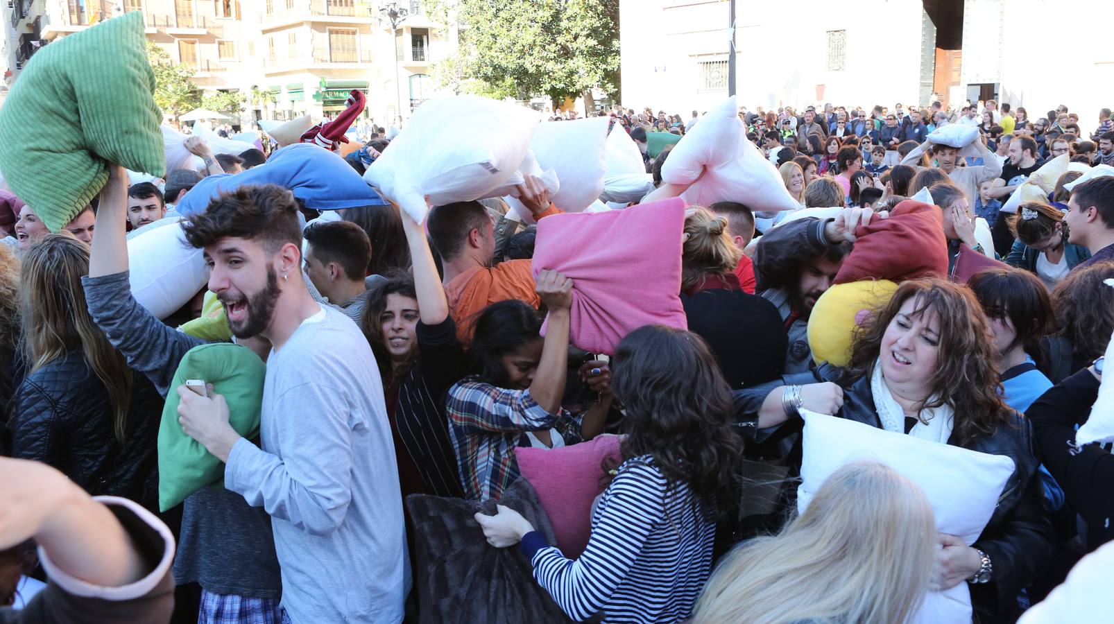 Guerra de almohadas en la plaza de la Virgen