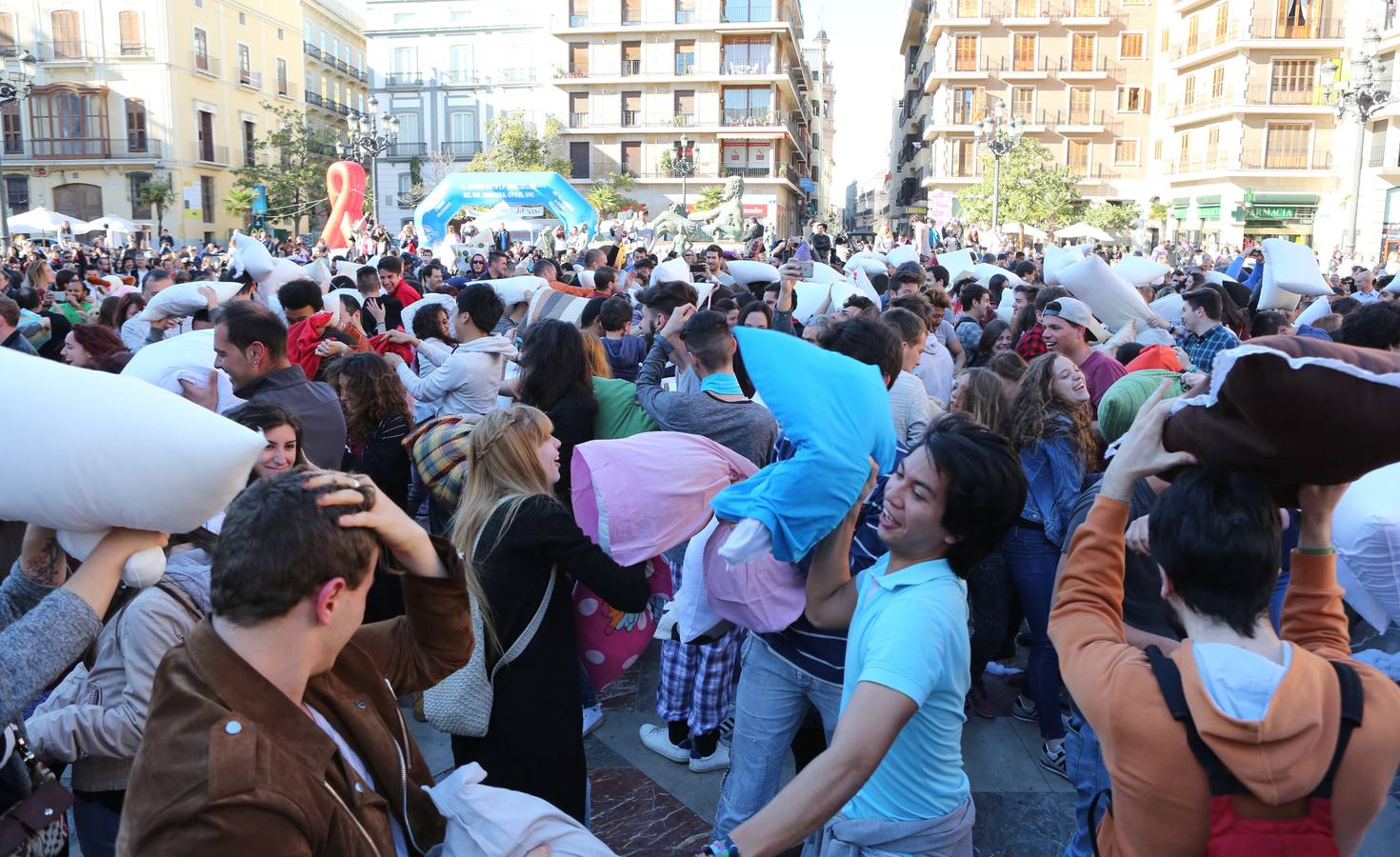 Guerra de almohadas en la plaza de la Virgen