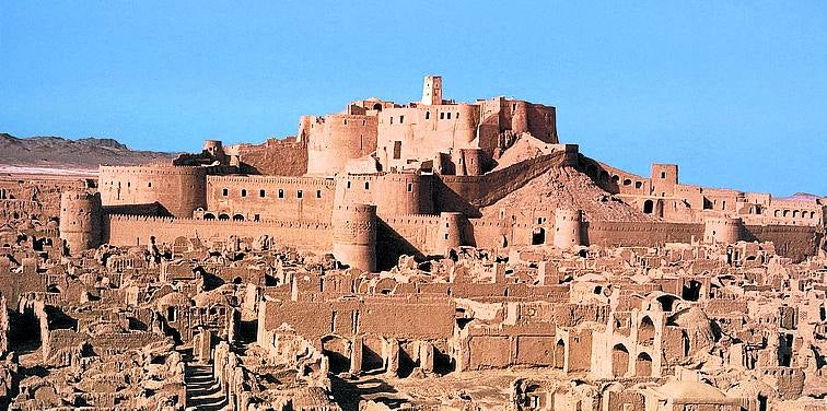 Un terromoto acaba con la mayor fortaleza de adobe. En 2003 un terromoto derribó la ciudadela de Bam (Irán), la mayor del mundo. Los mil millones de euros invertidos han hecho que solo se haya recuperado un 20 %.
