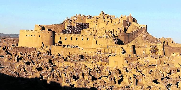 Un terromoto acaba con la mayor fortaleza de adobe. En 2003 un terromoto derribó la ciudadela de Bam (Irán), la mayor del mundo. Los mil millones de euros invertidos han hecho que solo se haya recuperado un 20 %.