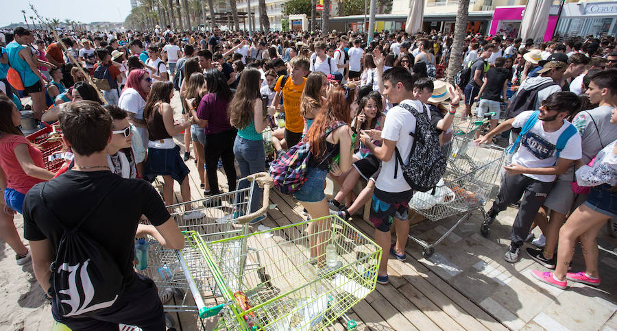 Los jóvenes trasladan la fiesta a la playa de San Juan