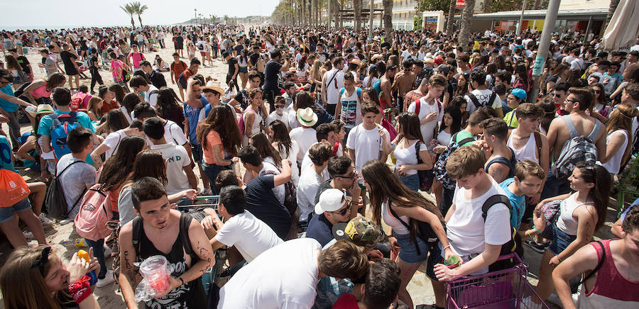 Los jóvenes trasladan la fiesta a la playa de San Juan