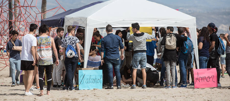 Los jóvenes trasladan la fiesta a la playa de San Juan