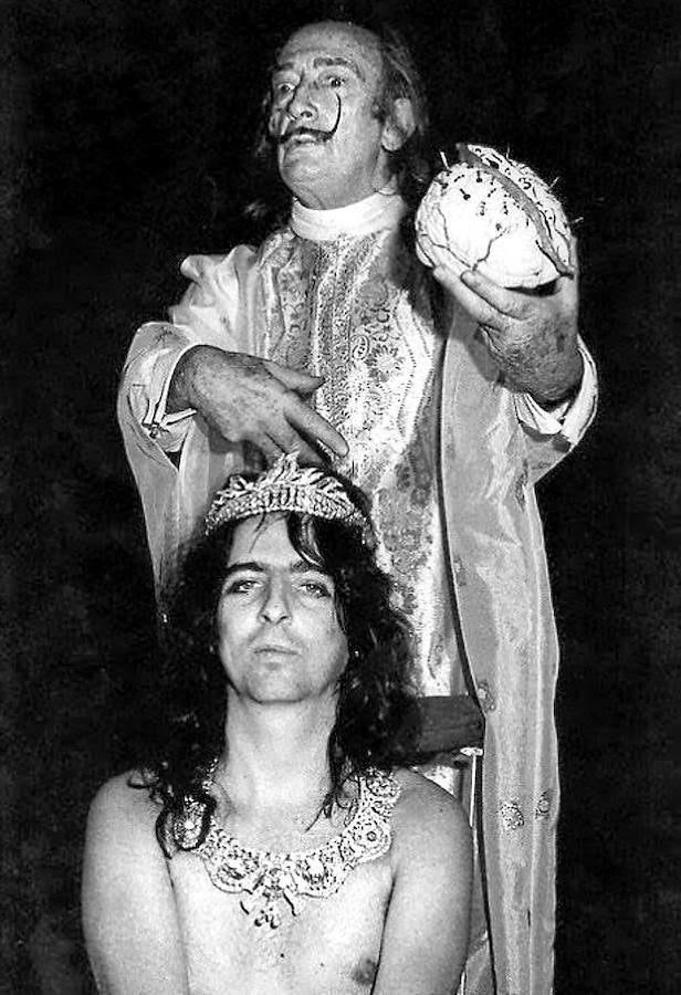 Coronando a Alice Cooper con una réplica del cerebro del rockero en la mano