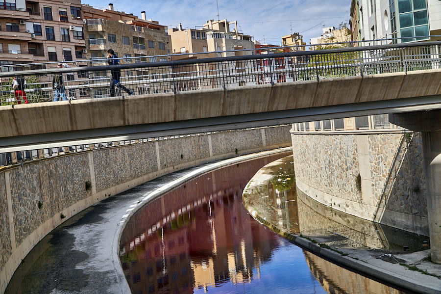 La CHS investiga un vertido de color rojo en el río Segura