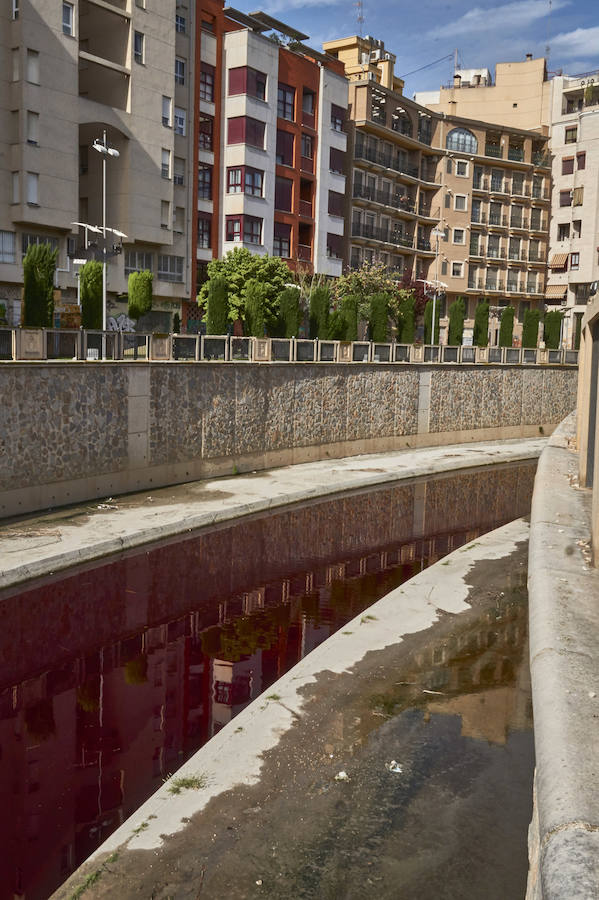 La CHS investiga un vertido de color rojo en el río Segura