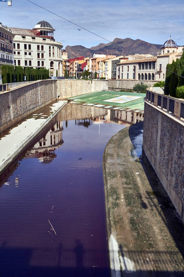 La CHS investiga un vertido de color rojo en el río Segura