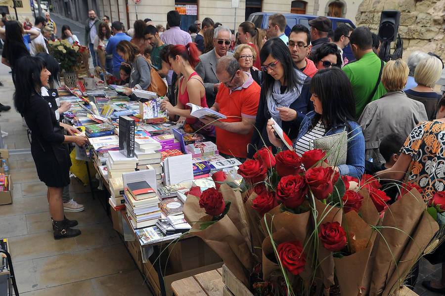 Flores y libros para animar el centro de Elche