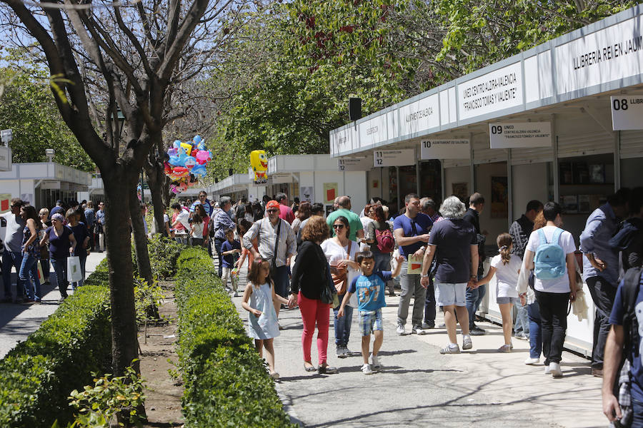 La Fira del Llibre registra el primer llenazo