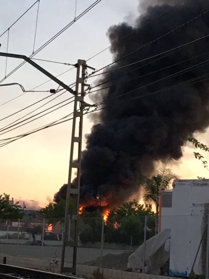 Espectacular incendio en una cooperativa de Alginet