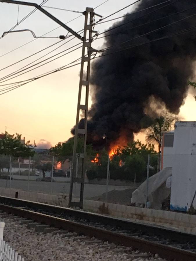 Espectacular incendio en una cooperativa de Alginet