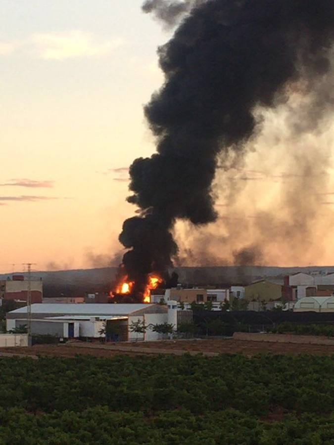 Espectacular incendio en una cooperativa de Alginet