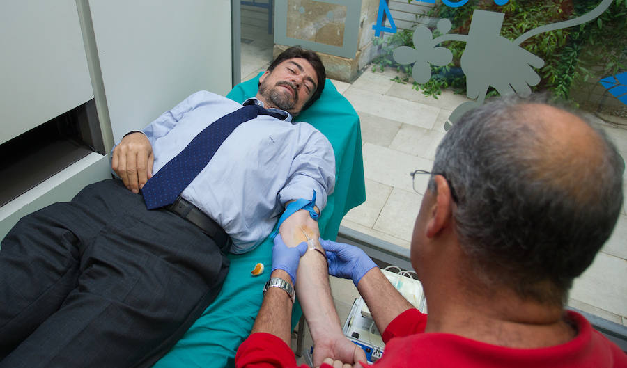 La Corporación municipal y el Hércules donan sangre