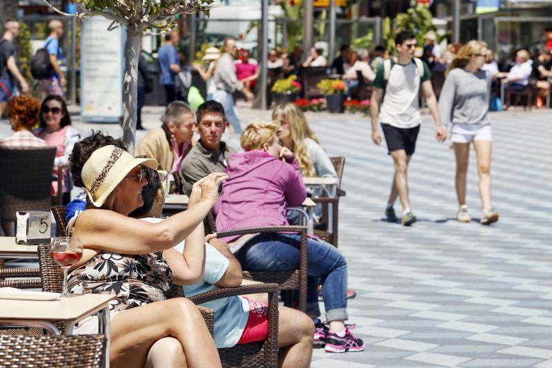 Turistas abarrotan las playas de Alicante por el Puente de Mayo