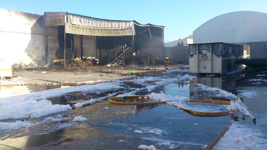 Incendio en un almacen de papel en Alboraya