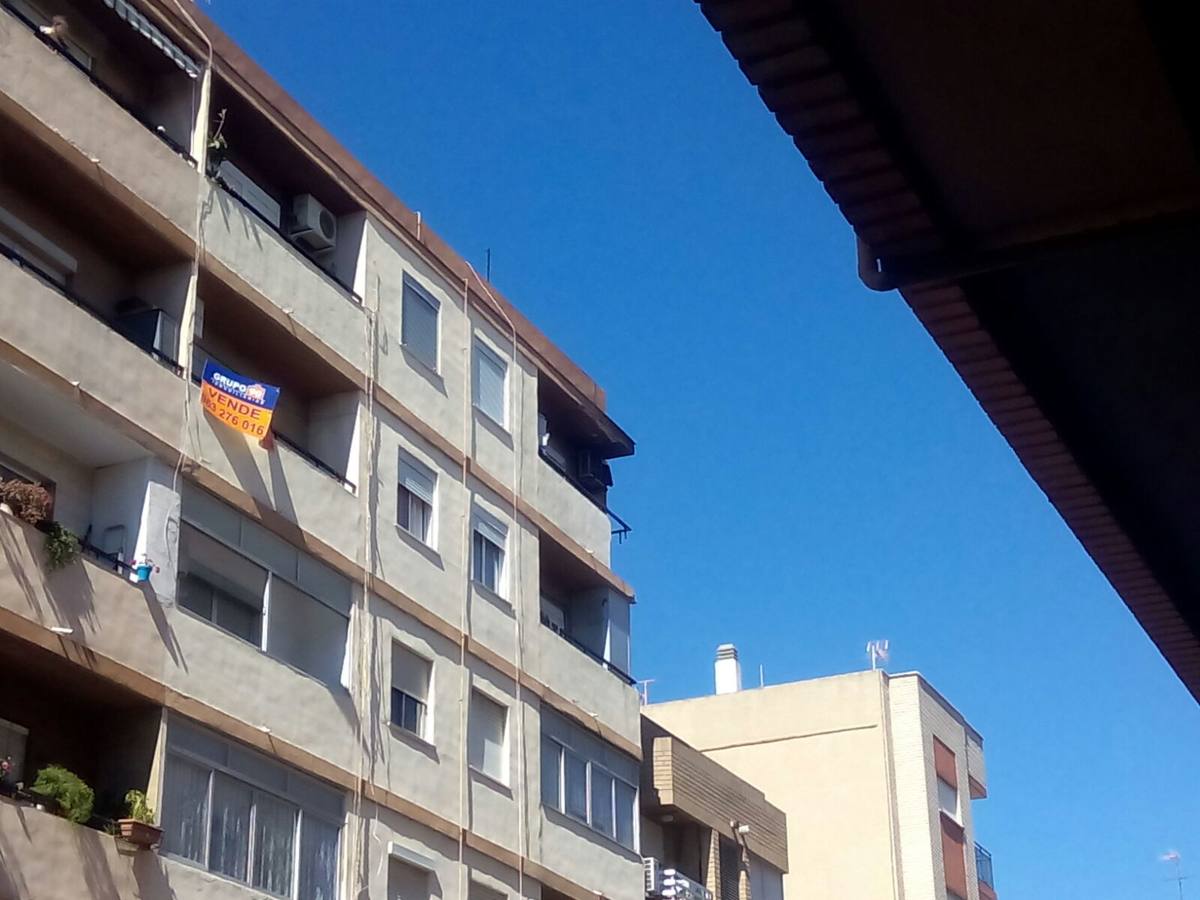 Una explosión destroza el balcón de un piso en Tavernes Blanques