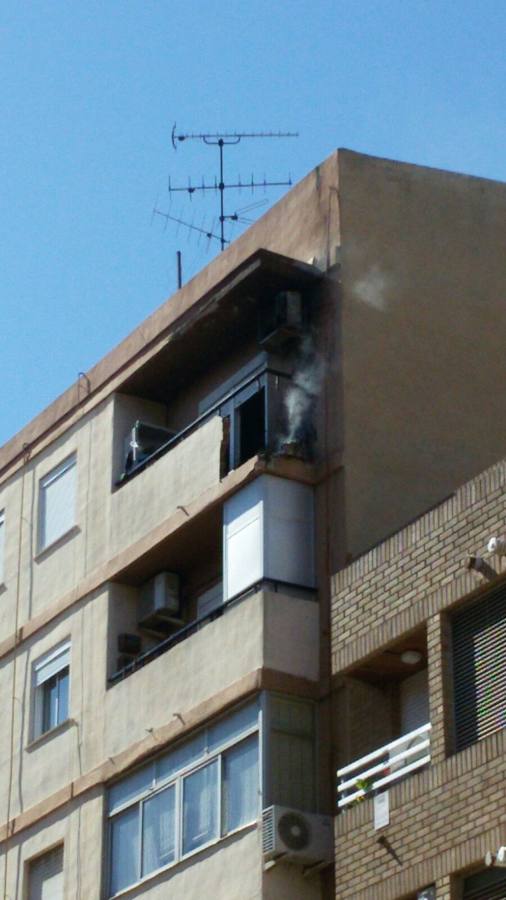 Una explosión destroza el balcón de un piso en Tavernes Blanques