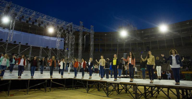 Ensayo de la Gala de Elección Adulta, con las candidatas vestidas con vaqueros