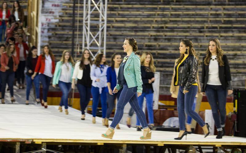 Ensayo de la Gala de Elección Adulta, con las candidatas vestidas con vaqueros