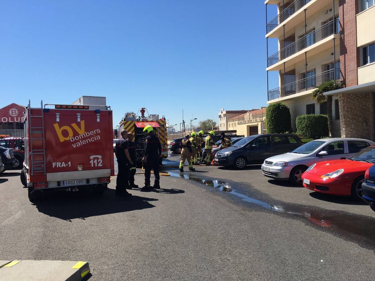 La fuga de ácido sulfúrico del Puerto de Valencia, en imágenes