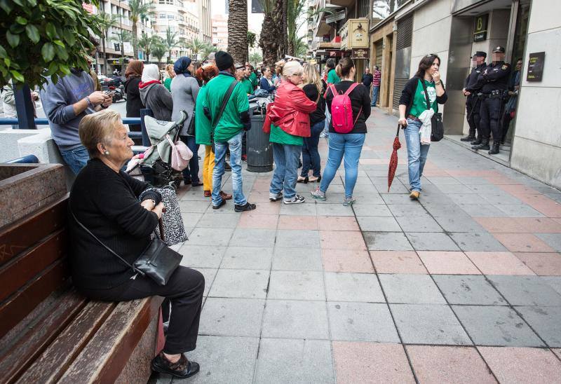 Protesta de la Plataforma Stop Desahucios en Alicante