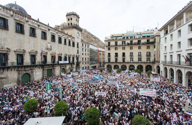 10.000 personas defienden la enseñanza concertada