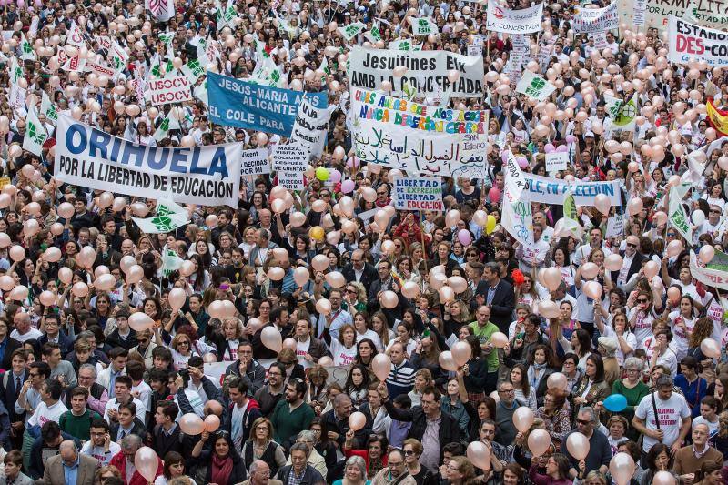 10.000 personas defienden la enseñanza concertada