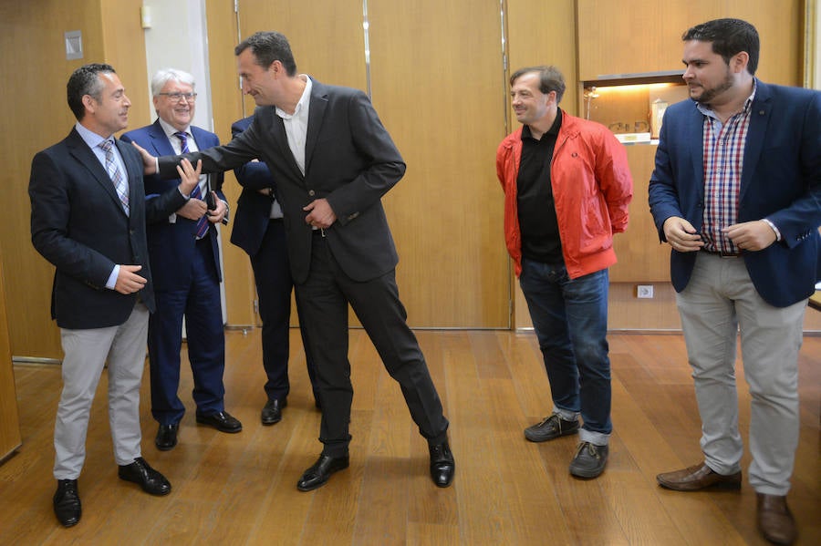 Diego García, presidente del Elche, se ha reunido con Carlos González