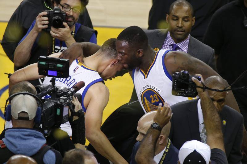 Los jugadores de los Warriors Stephen Curry (i) y Draymond Green (d) se abrazan tras su victoria ante los Blazers
