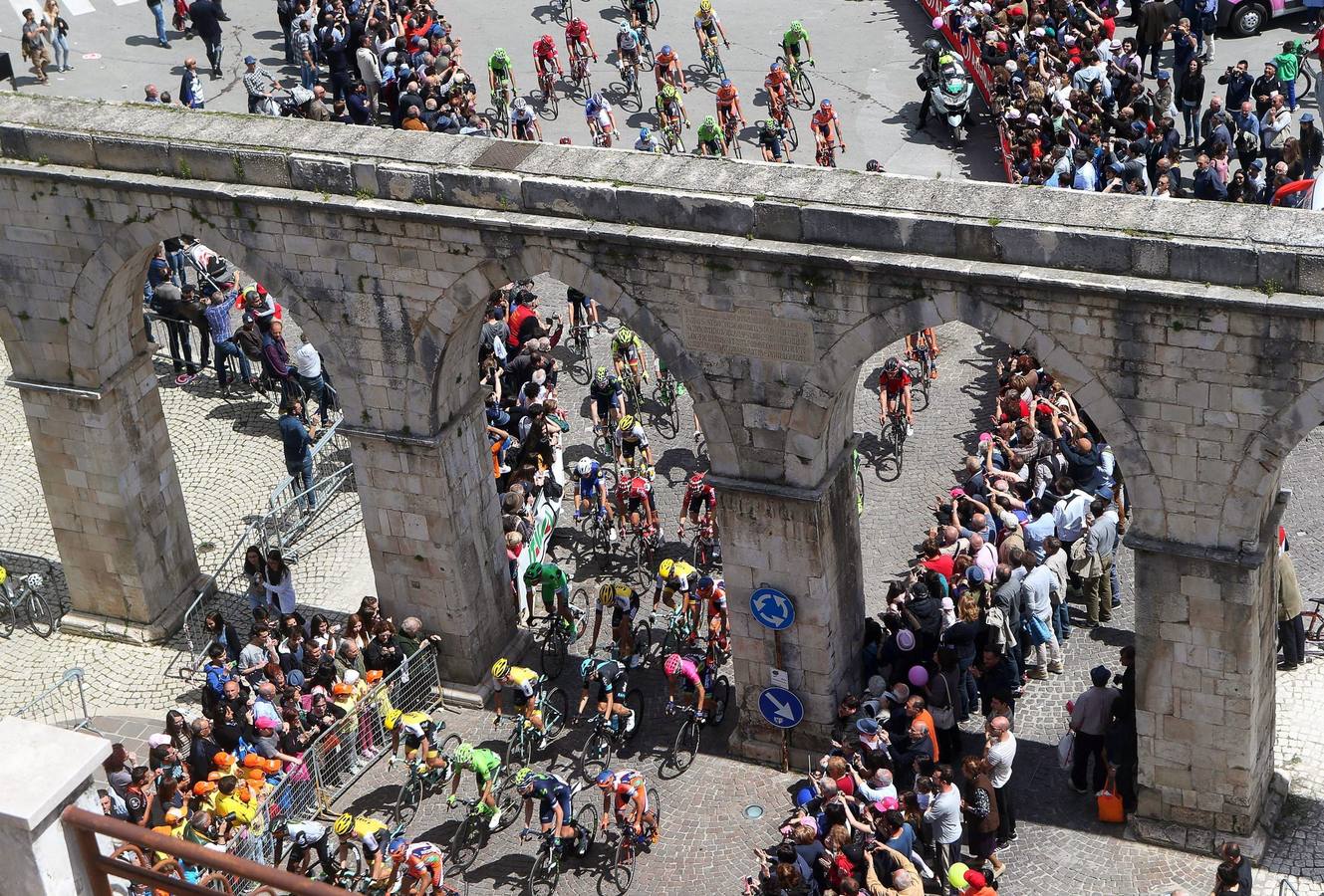 El pelotón rueda al inicio de la séptima etapa del Giro de Italia, una carrera de 211 km entre las localidades de Sulmona y Foligno, en Italia, hoy, 13 de mayo de 2016.