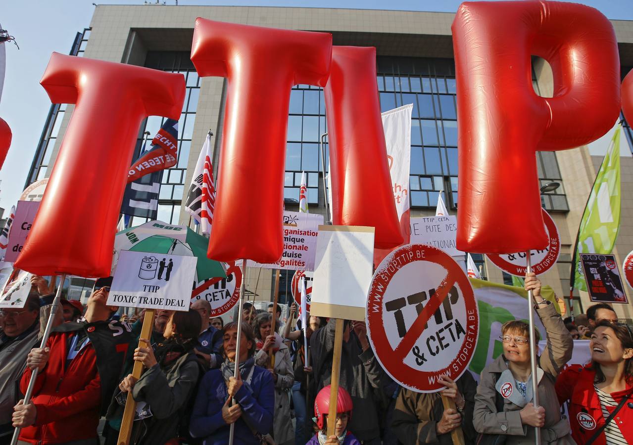 Una multitud protesta contra el tratado de libre comercio e inversiones con EEUU (TTIP) y el acuerdo comercial cerrado entre la UE y Canadá (CETA) frente a la sede del Consejo Europeo en Bruselas (Bélgica) hoy, 13 de mayo de 2016. La CE informa a los ministros de la UE sobre las negociaciones del acuerdo de asociación con el Mercosur, tras intercambiar esta semana las primeras ofertas comerciales en 12 años, y del tratado de libre comercio e inversiones con EEUU (TTIP).