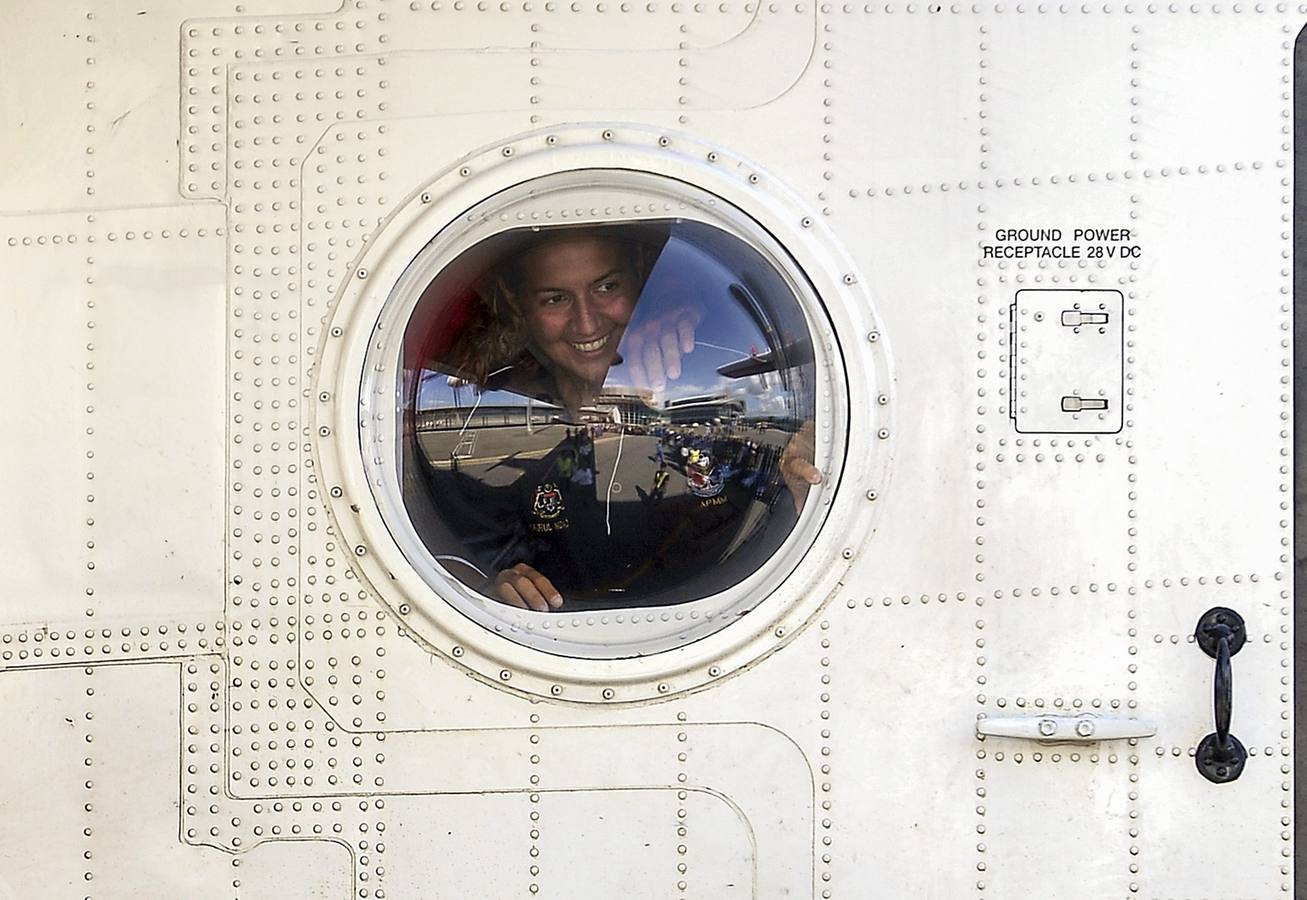 La española Marta Miguel sonríe desde un hidroavión Bombardier CL415 de la Marina malasia antes de desembarcar en el aeropuerto internacional de Kota Kinabalu en Malasia hoy, 13 de mayo de 2016. Los españoles Marta Miguel y David Hernández, que desaparecieron hace once días cuando navegaban en aguas del norte de la isla de Borneo, llegaron hoy a Kota Kinabalu, en Malasia, donde les esperaban varios familiares.