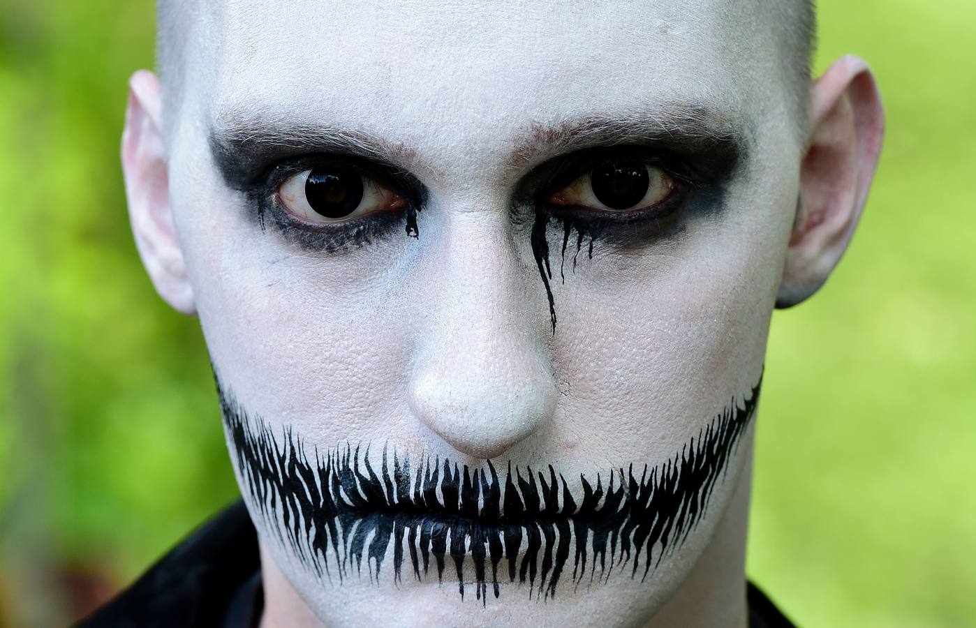 A hombre maquillado y disfrazado en el festival gótico de Leipzig (Alemania).