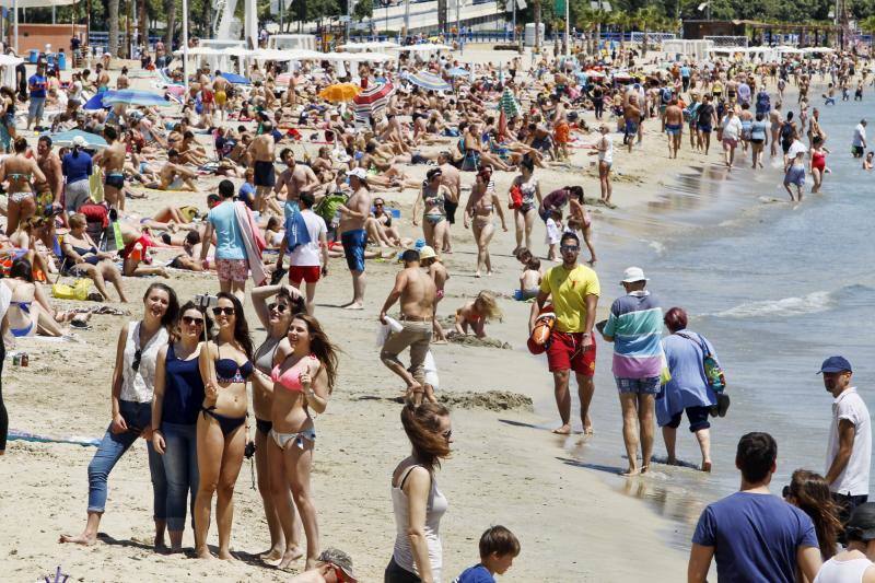 La playa de El Postiguet llena gracias a las altas temperaturas