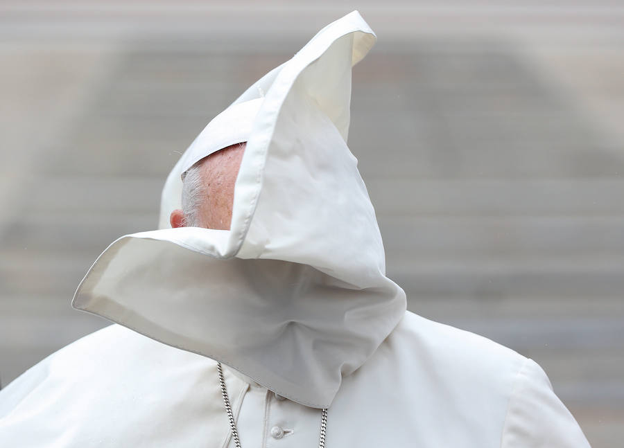 El viento levanta el manto del papa Francisco durante la audiencia del Jubileo en la plaza de San Pedro en el Vaticano.