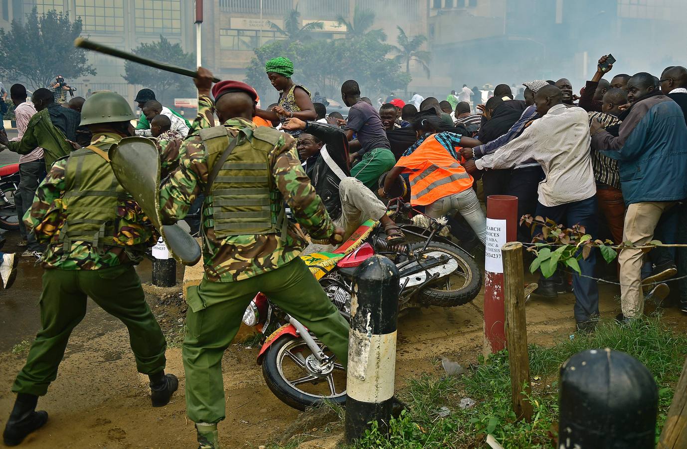 Un hombre es tumbado de su moto por la poliíca antidisturbios en Nairobi (Kenia) durante una protesta contra el GObierno.