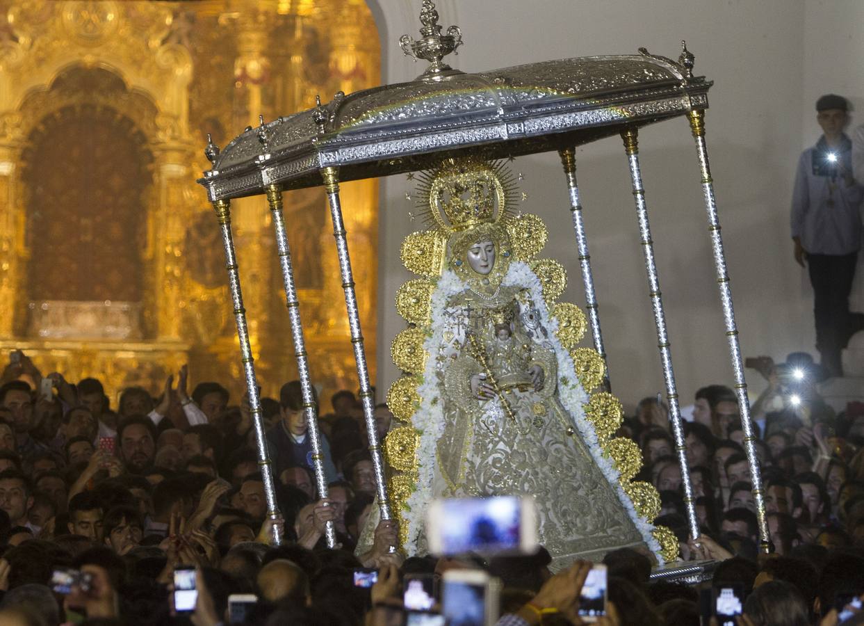 La imagen de la Virgen del Rocío sale por la puerta de la ermita después de que a las 3:02 horas los almonteños saltaran la reja para que diera comienzo la procesión. El 'salto de la reja' de este Lunes de Pentecostés se ha producido sólo un minuto antes que el año pasado -03:03-, y ha vuelto a ser un instante en el que la devoción y el fervor profesada a esta imagen llega a su máxima expresión y la mezcla de emociones y sentimientos es llevada a extremos pocas veces visto en un acontecimiento religioso.