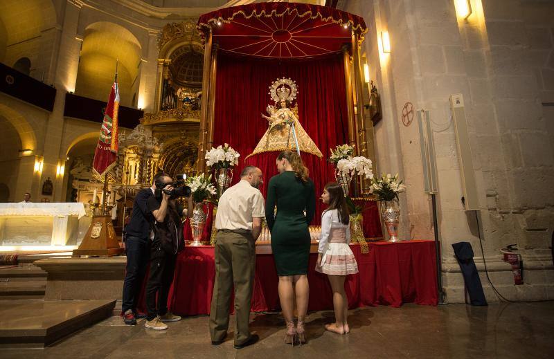 Presentación de la indumentaria oficial de las Belleas y Damas del Foc de Hogueras